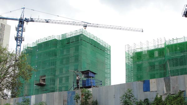 Construction safety net installed on a high-rise building site.